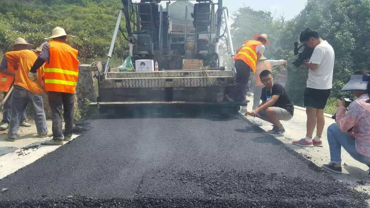 2016年8月 贵州S104-科技实验路段铺筑现场